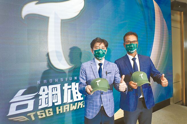 台钢雄鹰领队刘东洋（左）宣布前乐天桃猿首席教练林振贤（右）担任统筹教练，为未来自办测试会的球员选训及物色新教练努力。（郑任南摄）