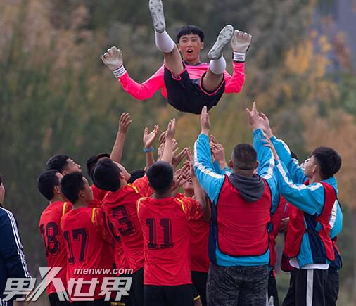电影绿茵之外讲的什么