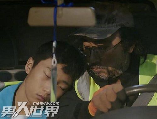 电影绿茵之外讲的什么