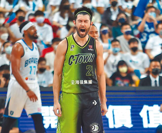 PLG季后赛梦想家客场战勇士，梦想家阵中简浩（中）投进三分球后转身吶喊。（中央社）