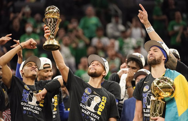 勇士目前高居《ESPN》下季战力排行第一。