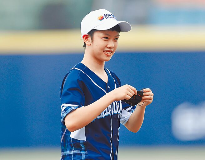 富邦悍将迎战统一狮，赛前邀请U17女桌国手郑朴璿担任开球打击贵宾。（陈怡诚摄）