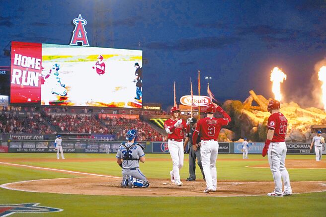 大谷翔平在6局下击出3分炮，回到本垒与队友击掌。（路透）