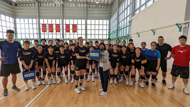 东山高中备战亚洲U20女子排球锦标赛，中市府昨为为选手加油。