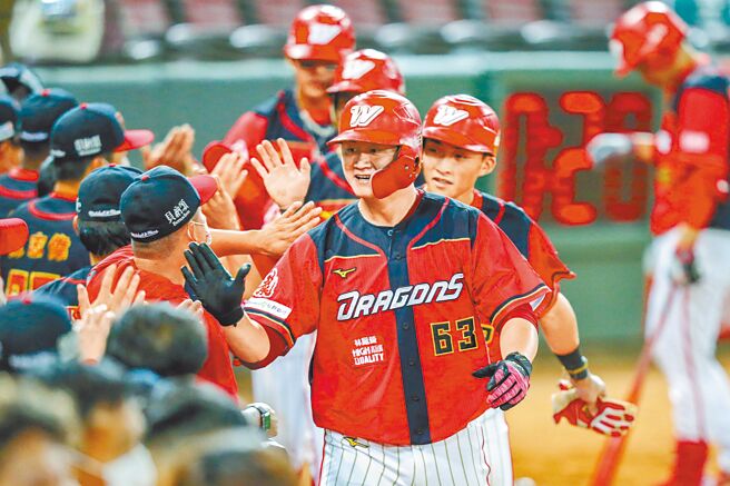 味全龙蒋少宏7局上挥出石破天惊的满贯炮，获得单场MVP。（陈麒全摄）