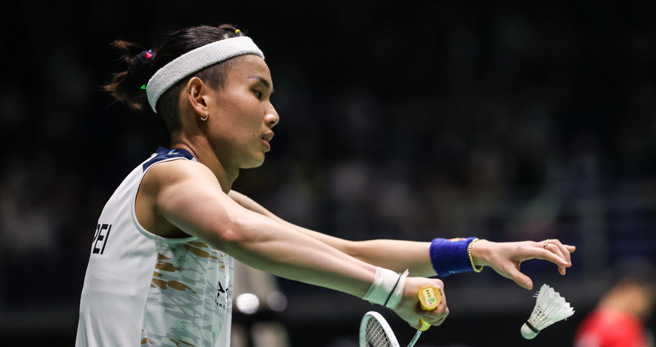 小戴赛后向球迷和对手致意