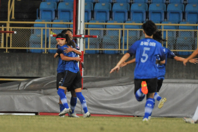 台北熊讚林欣卉(左二)在第70分钟射入追平球,与队长林慈慧拥抱庆祝。(中华足协提供)