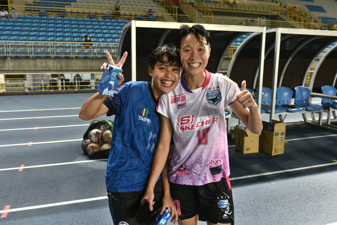 都曾被喻为高校怪物的林欣卉(左)、苏育萱2日对战都有进球,感情好的两人也在赛后合影。(中华足协提供)