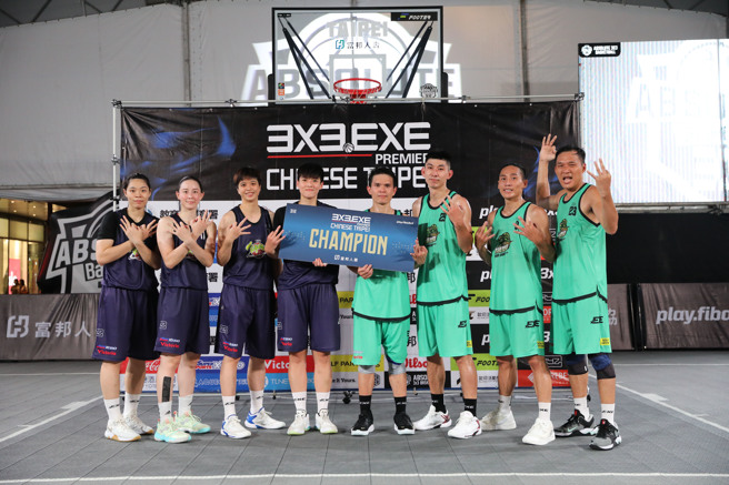 3X3.EXE联盟赛台北场男、女子组冠军合照。（大会提供）